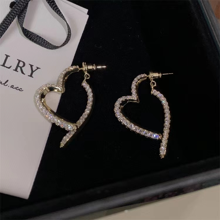 ハートビジューピアス　ピアス　アクセサリー　韓国ファッション