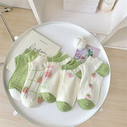 可愛いいちごの刺繍 緑系 薄い靴下 コットンクルーソックス レディースソックス  いちご雑貨