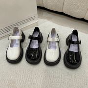 ローファー　革靴　レディースシューズ　韓国ファッション　デザイン　蝶々