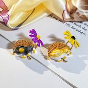 釉薬 エナメル かわいい ハリネズミのブローチ ヒナギク 動物バッジ 衣料品アクセサリー