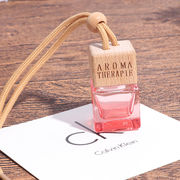 8ML四角いガラス瓶、着色された香水瓶、着色されたガラス瓶、自動車用香水瓶ストラップ