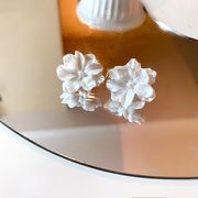 S925ピアス  夏のアクセサリー  椿のピアス   白いお花のピアス   レディースピアス  韓国ファッション