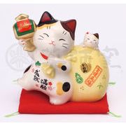 ★開運招福　薬師窯招き猫★　お目出度い「縁起の置物」【満願成就　招き猫(宝運び)】