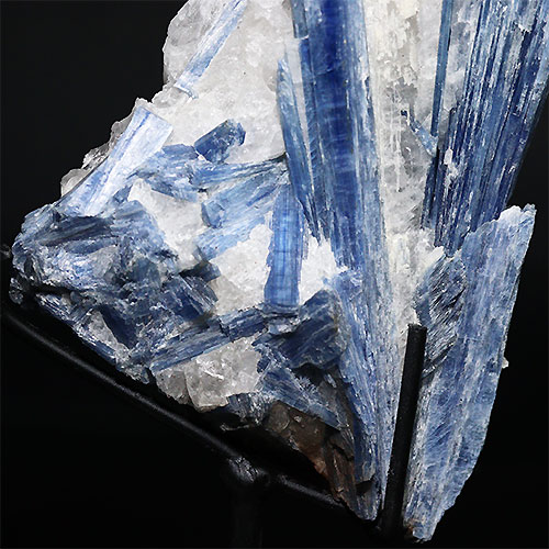 ブラジル・ミナスジェライス州産　極上ブルーカイヤナイト 原石 結晶　クォーツ共生 カイヤナイト ブラジル ミナスジェライス州 アラスアイ kyanite 原石