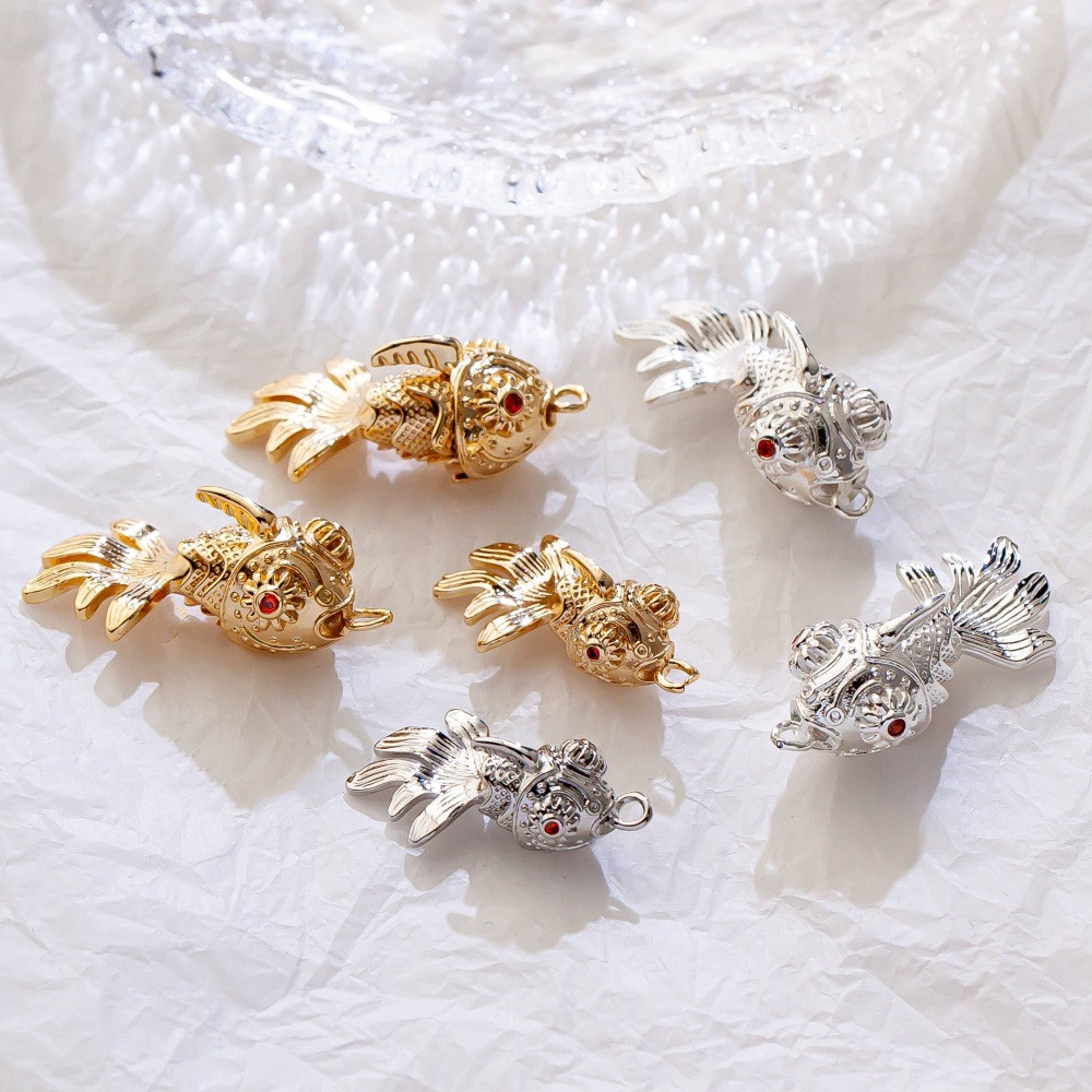 金魚 デコパーツ 鯉 ハンドメイド チャーム 金属 金具 メタルパーツ 魚 アクセサリーパーツ 和風 立体的
