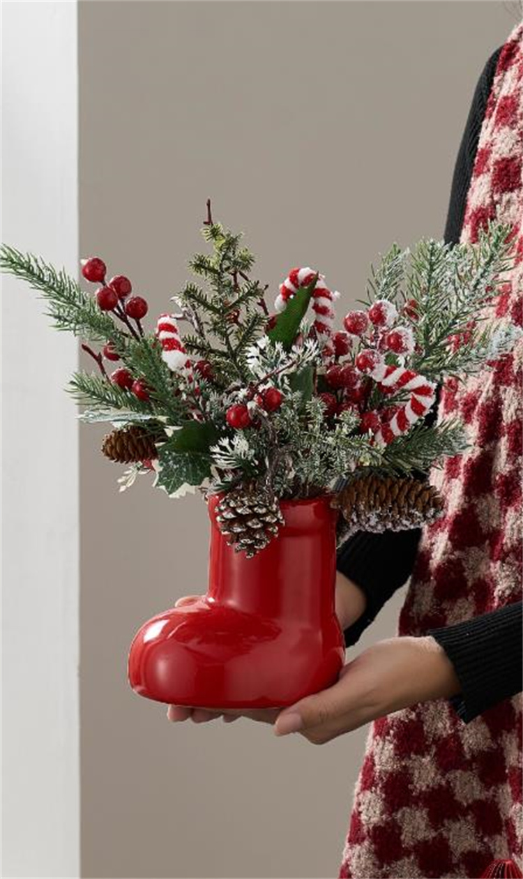 ガラス　花瓶　赤　クリスマス クリスマスや年末を鮮やかに彩る情熱的な「赤い花」 きらめく季節に