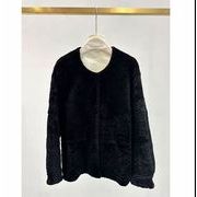 軽やかで優雅な、本皮と毛皮の一体型 レディースコート