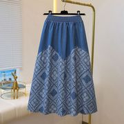 伸縮性のあるウエスト、プリントパッチワークデザインのプラスサイズのデニムスカートV00157