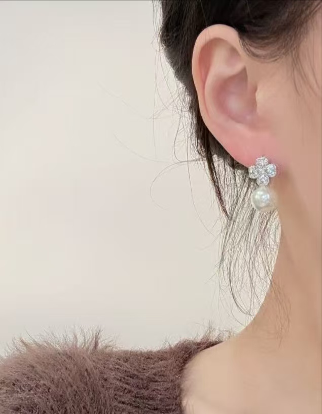 四つ葉のクローバーピアス　ピアス　アクセサリー　韓国ファッション