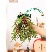 クリスマスリース ノーム人形付き壁掛け飾り ベル・松ぼっくり装飾 玄関ドア飾り