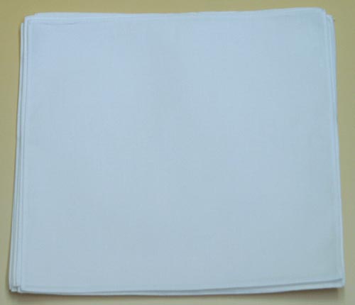 幼稚園　園児用　白い綿のハンカチ　サイズ約２０cm×２０cm