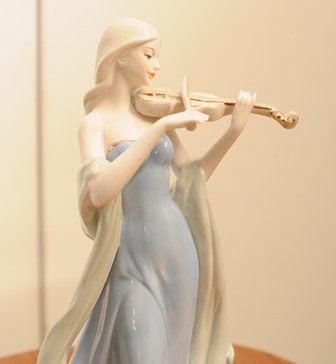 婦人　バイオリン　陶器　リヤドロ風　置物