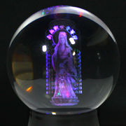 【彫刻置物】丸玉 人工水晶 約95mm (レーザー彫刻)(レインボー台付き) 般若心経/観音