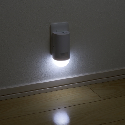 YAZAWA(ヤザワ）振動付コンセント式ナイトライト 白色LED 感震・人感・明暗センサー付　NAEW01WH