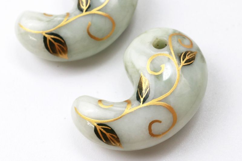 勾玉 糸魚川翡翠 唐草 〈新潟県〉 約30mm 横穴あり 金粉漆蒔絵 金沢