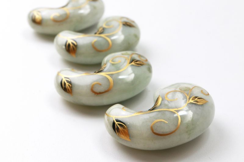 勾玉 糸魚川翡翠 唐草 〈新潟県〉 約30mm 横穴あり 金粉漆蒔絵 金沢