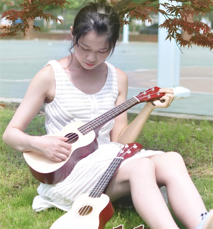 テクニックいらずで、オシャレに見える 大人気 ウクレレ 大人 男女兼用 学生 小型ギター 21インチ 木製