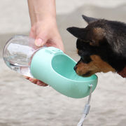 犬はやかん飲料水カップポータブル飲料水フィーダーペット付きカップ用品を外に出ます