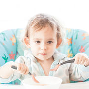 赤ん坊  離乳食スプーン  赤ちゃんが食事を習う  トレーニング  フォークスプーン  子供用食器