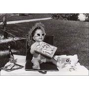ポストカード モノクロ写真「夏を楽しむ赤ちゃん」