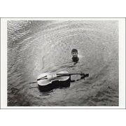 ポストカード モノクロ写真「水中から顔を出す男性と水面に浮かぶチェロ」