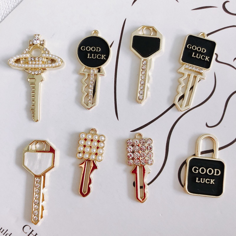 鍵 透かしパーツ アクセサリーパーツ 金属チャーム ハンドメイドパーツ