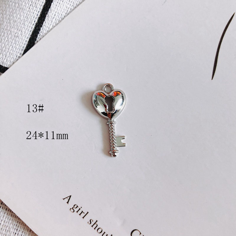 鍵 透かしパーツ アクセサリーパーツ 金属チャーム ハンドメイド