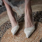 白いフミビーズの先のとがったハイヒールの女性のスティレットシングルシューズ浅いトーンの結婚式の靴