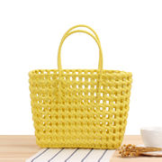 新型の手系PVC編みバッグ手に持って買い物菜バスケットの眩しい防水ビーチプラスチック製婦人バッグ