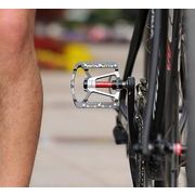 自転車フットペダル アルミニウム合金 ペダル マウンテンバイク に乗る用品