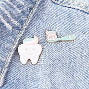 かわいい 歯のブローチ、歯ブラシのブローチ歯の型雑貨  口をモチーフ 歯の形アクセサリー 歯科用品