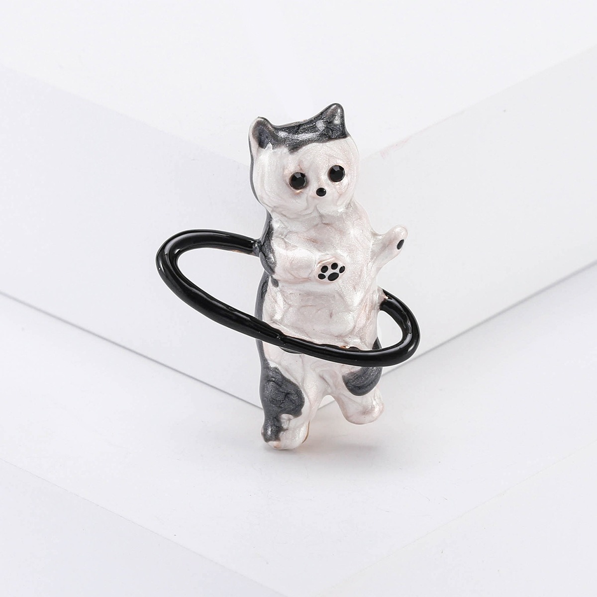 かわいい  猫ブローチ 合金 動物  フラフープ猫 コサージュ ピン  猫アクセサリー  猫雑貨
