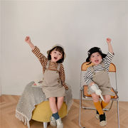 新しい秋のスタイル、韓国風の子供服、綿とリネンのトップ、ストライプ、ルーズフィット、長袖Tシャツ