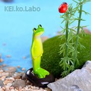 立っているカエル  カエルの置物   蛙  カエル オーナメント  工芸品   鉢植えの庭の装飾  カエル雑貨