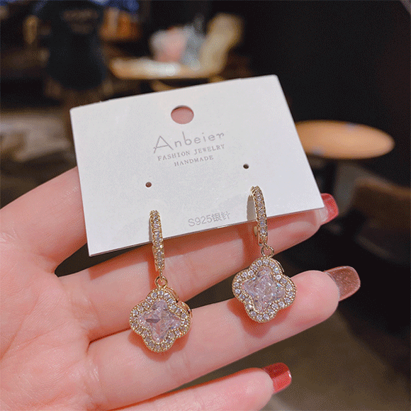 フープピアス クローバー モチーフ レディース アクセサリー 華奢 クリスタル シルバー ゴールド きらきら