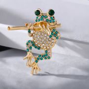 ラインストーン  カエルブローチ  蛙  フルートを演奏するカエル  ブローチ コサージュ カエルアクセサリー