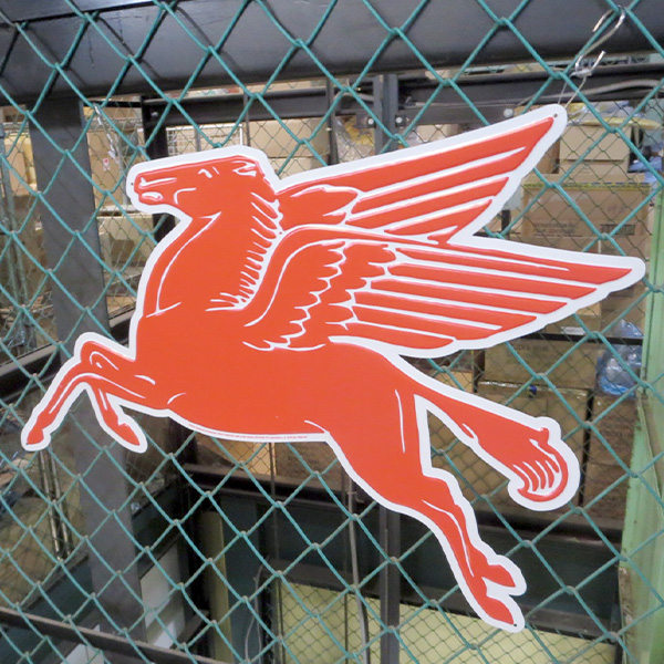 BIG ダイカットエンボス メタルサイン MOBIL PEGASUS【モービル 看板