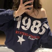 長袖オフショルダートップス プリントの斜め肩デザインスウェット アメカジ