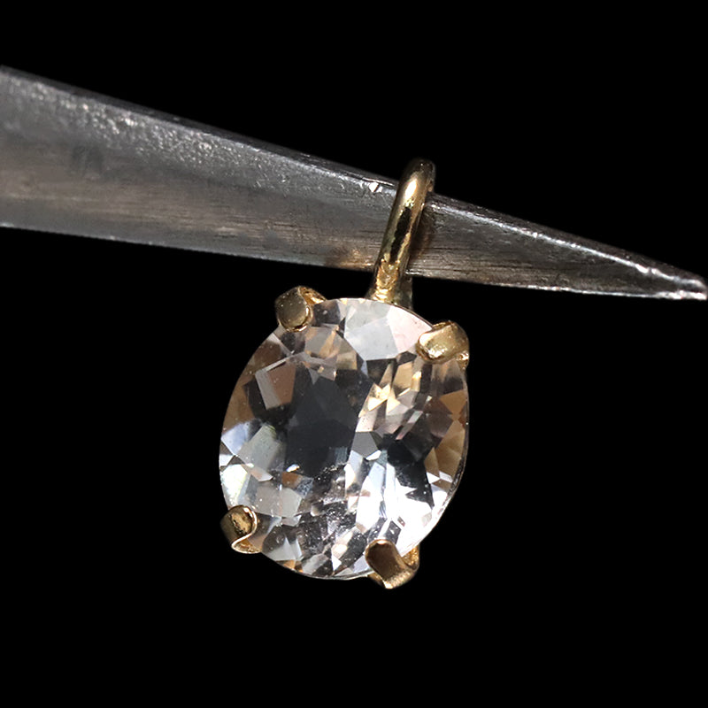 ペンダントトップ　フェナカイト＜ロシア産＞　オーバルカット　約4×5mm　K18　ゴールド