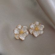 クリスタルお花ピアス