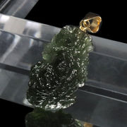 ペンダントトップ　モルダバイト＜チェコ産＞　原石　K18　ゴールド　証明書付き