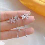 クリスタルお花ピアス