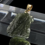 ペンダントトップ　モルダバイト＜チェコ産＞　原石　K18　ゴールド　証明書付き