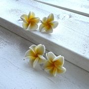 スポンジプルメリアのプチピアス    バリ島より入荷！