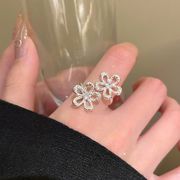 マイナーデザインの透かし花リング、気品溢れ万能に合わせやすい人気オープン指輪