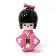 ＜和雑貨・和土産＞日本伝統工芸　木製着物こけし人形　ピンク　8cmサイズ　No.303-500