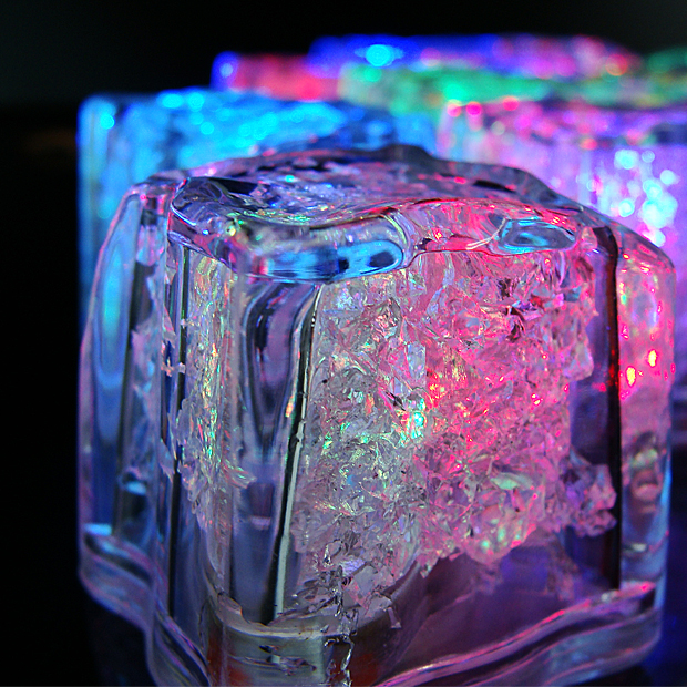 光る氷 ライトキューブ LED アイスライト キューブ - スイッチ型 - ライト イベント 7彩 雑貨 株式会社カスミ商事 |  問屋・仕入れ・卸・卸売の専門【仕入れならNETSEA】