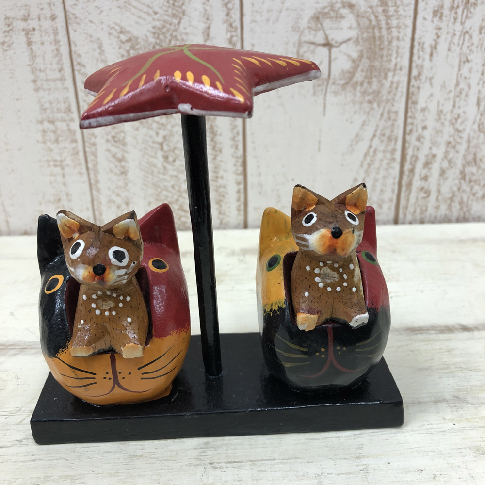 木彫り 傘さしネコペア[インドネシア木彫 置物 飾り アニマル 動物 人形]