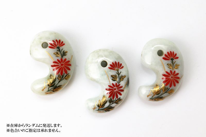 勾玉 糸魚川翡翠 小菊 〈新潟県〉 約30mm 横穴あり 金粉漆蒔絵