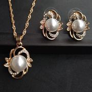 ヨーロッパとアメリカの新しいスタイルの真珠、ダイヤモンド、花、葉、ネックレス、イヤリングのセット